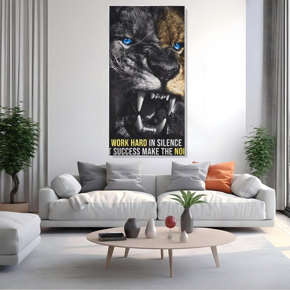 Tablou canvas cu tablou canvas cu leu fioros, in rama de aluminiu argintiu, pe perete intr-un living